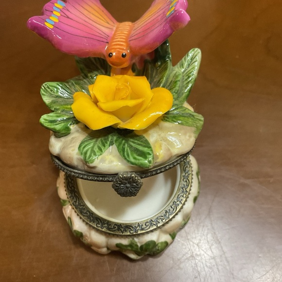 Porcelain Butterfly, Flower Trinket, Pill, Jewelry Box. Still Has Original Tag. - Picture 2 of 9